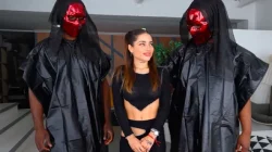 La argentina Rubi Cosmo enfrenta con mucho miedo a dos pollones negros. Sus trajes la han dejado perturbada pero las ganas de follar han ganado