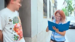 Hicimos una encuesta cachonda a desconocidos junto a Krystal Genner  Muestra sus tetas y convence a uno de que la folle