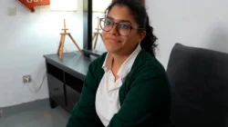 Ivy Star la dulce colegiala de 18 Nunca se ha corrido… hasta que Sergio Lagos el fucker maduro le dobla la edad y la hace explotar